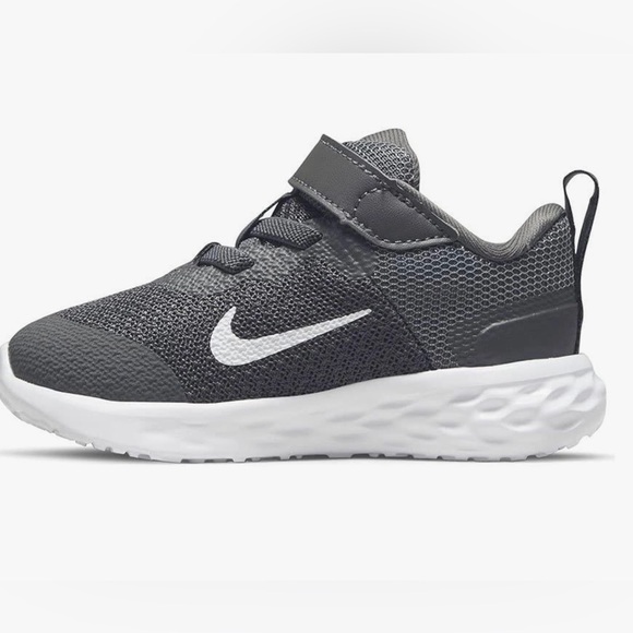 ✨Host Pick✨5C kid’s gray Nike Revolution tennis shoes - Picture 1 of 4